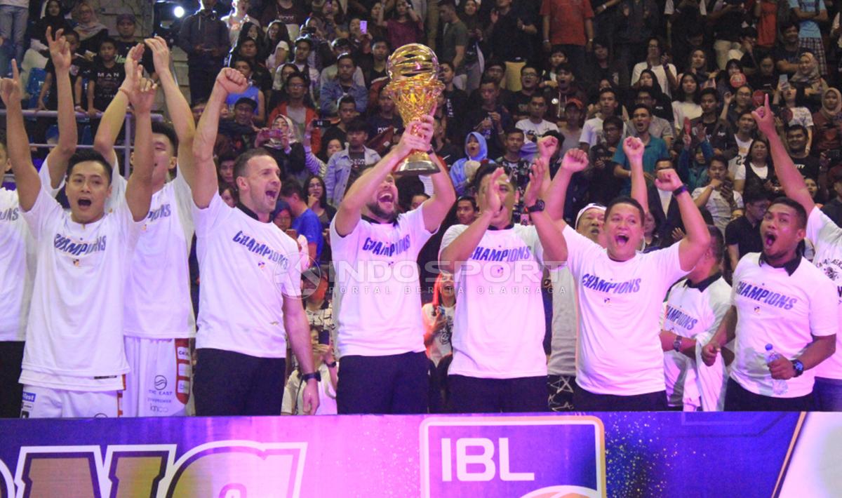 Para pemain Stapac Jakarta melakukan selebrasi sebagai  juara IBL 2018/19.