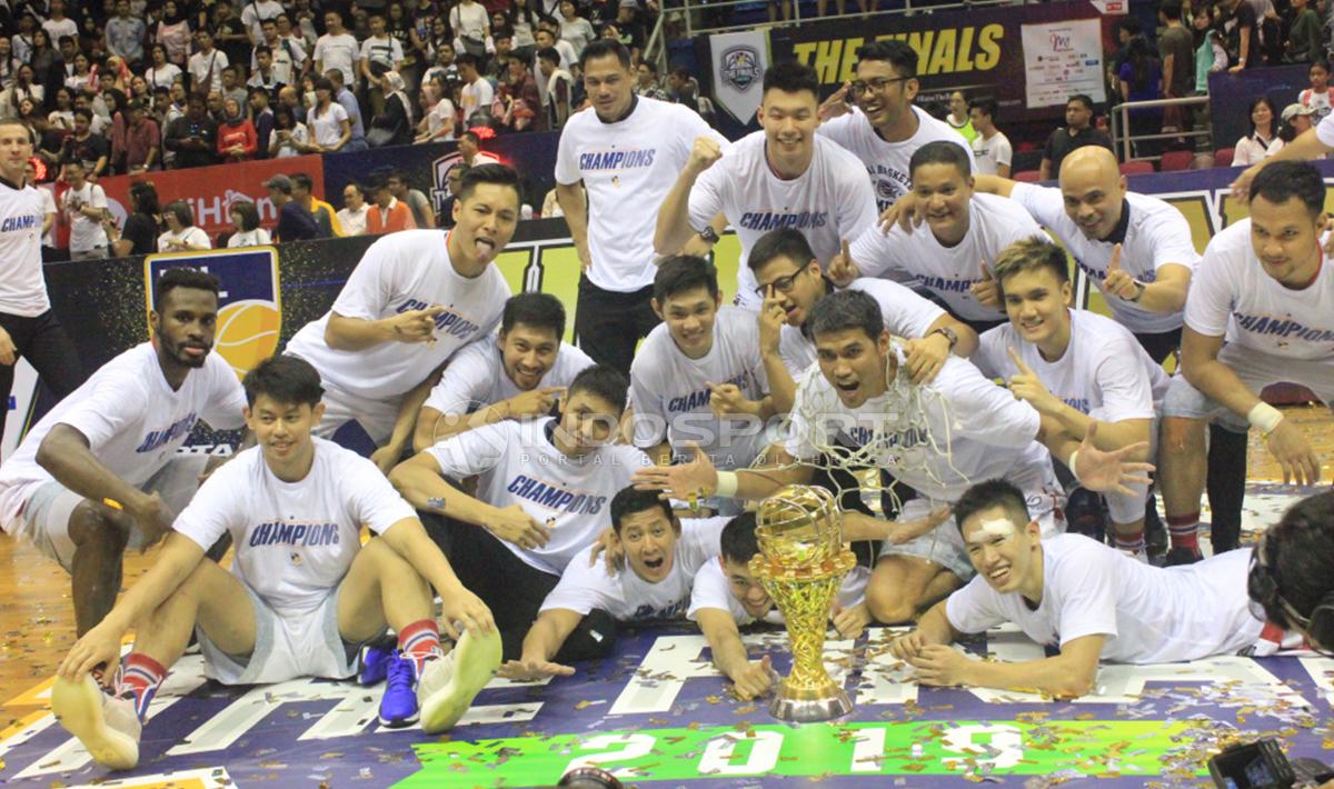 Para pemain Stapac Jakarta melakukan selebrasi sebagai  juara IBL 2018/19.
