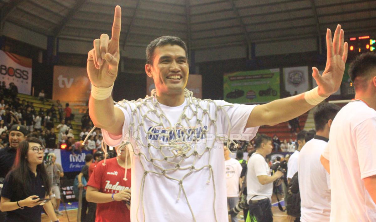 Pemain senior Stapac Jakarta, Isman Thoyib ikut merayakan kemenangan - INDOSPORT