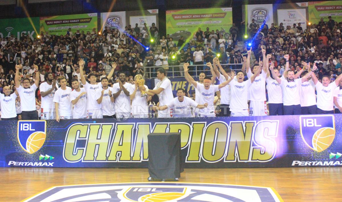 Stapac Jakarta tampil sebagai juara IBL 2018/18.