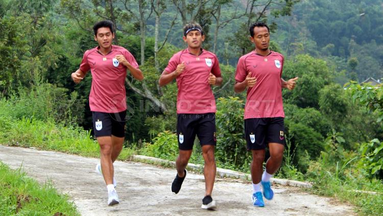 Pemain PSIS Semarang jalani latihan lewat pedesaan