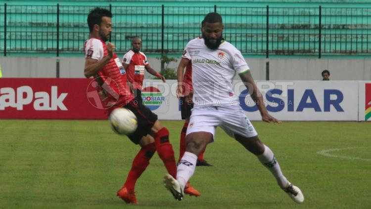 Bek Kalteng Putra, Rafael Bofim (kanan) saat menghalau serangan Persipura Jayapura dalam laga Grup C Piala Presiden di Stadion Moch Soebroto, Magelang. Copyright: Ronald Seger Prabowo/INDOSPORT