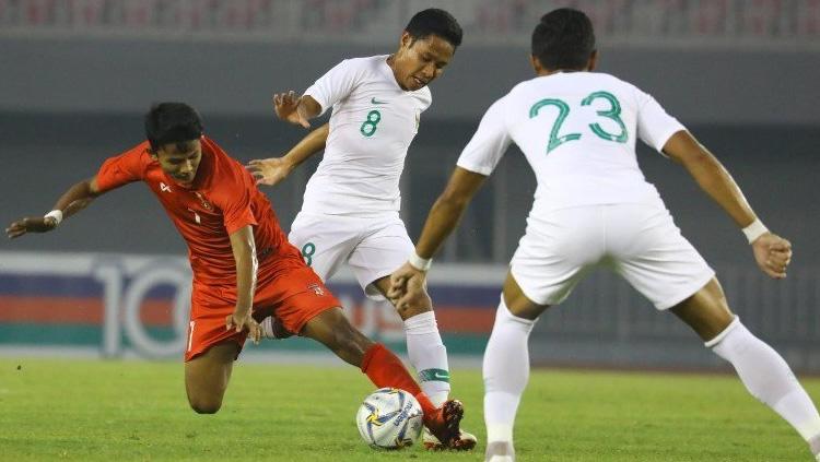 Evan Dimas berduel dengan lawan ketika Timnas Myanmar vs Timnas Indonesia di laga uji coba internasional FIFA, Senin (25/03/19).