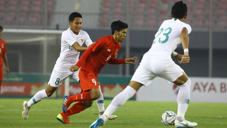 Evan Dimas berusaha menghentikan lawan ketika Timnas Myanmar vs Timnas Indonesia di laga uji coba internasional FIFA, Senin (25/03/19). Copyright: PSSI