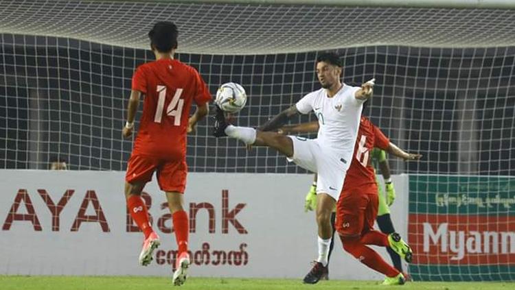 Stefano Lilipaly mengontrol bola saat Timnas Myanmar vs Timnas Indonesia di laga uji coba internasional FIFA, Senin (25/03/19). Copyright: PSSI