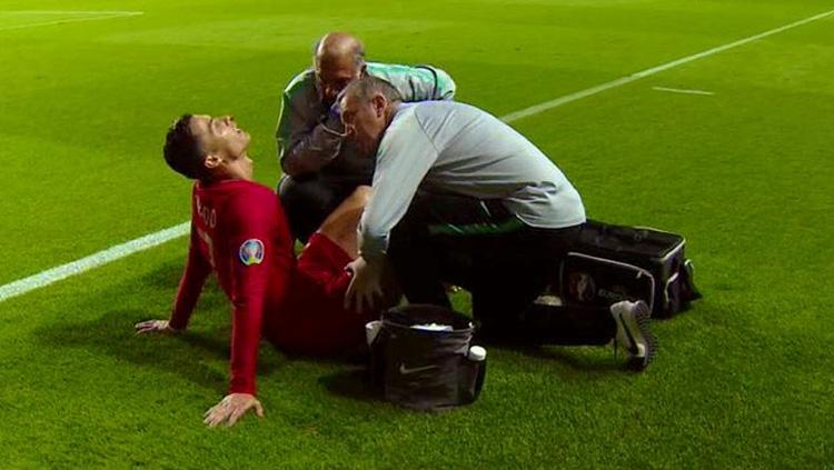 Striker Timnas Portugal Cristiano Ronaldo diperiksa dokter usai mengalami cedera di hidungnya. Copyright: Twitter/@adriandelmonte