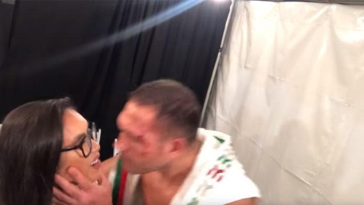 Petinju kelas berat, Kubrat Pulev saat mencium seorang wartawan wanita. - INDOSPORT