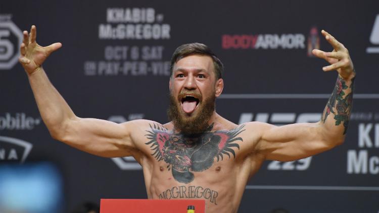Connor McGregor saat sesi timbang badang jelang lawan Khabib Nurmagomedov.