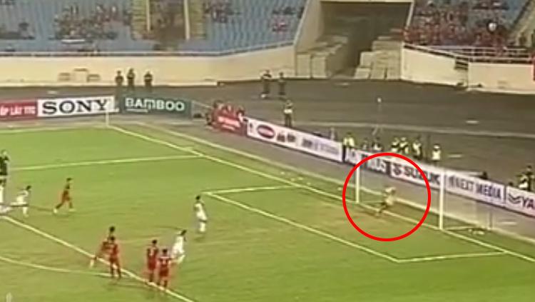 Dimas Drajad menepis tendangan penalti pemain Brunei Darussalam.