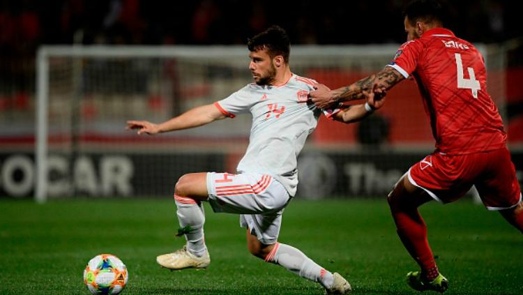 Juan Bernat (kiri) saat melepaskan diri dari penjagaan ketat pemain Malta di laga Kualifikasi Euro 2020. Copyright: FILIPPO MONTEFORTE