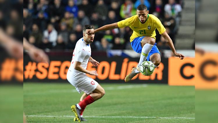 Richarlison melewati pemain lawan pada partai Republik Ceko vs Brasil, Rabu (27/03/19).
