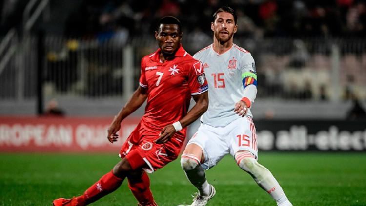 Sergio Ramos (kanan) tempel ketat Joseph Mbong di laga Malta vs Spanyol, Rabu (27/03/19) dini hari. Copyright: FILIPPO MONTEFORTE