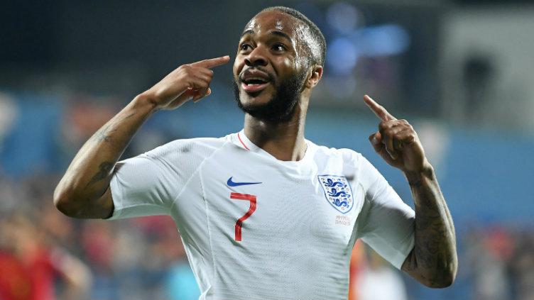 Raheem Sterling merayakan golnya ke gawang Montenegro.