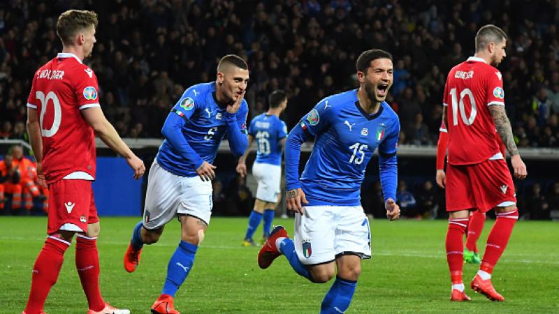 Stefano Sensi selebrasi pasca cetak gol untuk Timnas Italia