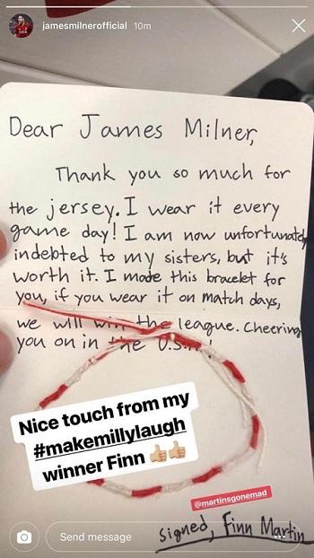 Hadiah gelang jimat yang didapat James Milner dari penggemarnya Copyright: Instagram @jamesmilnerofficial