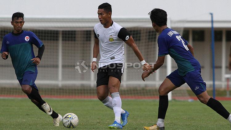 Pemain Bhayangkara FC, Jajang Mulyana (tengah) mendapat penjagaan dari dua pemain PPLM Ragunan dalam laga uji coba di Stadion Madya, Senayan, Selasa (26/03/19).