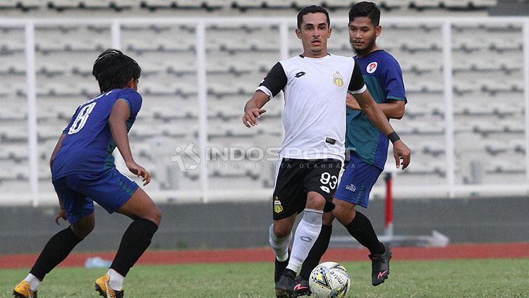 Pemain asing Bhayangkara FC, Esquerdinha (tengah) dijaga ketat pemain PPLM Ragunan dalam laga uji coba di Stadion Madya, Senayan, Selasa (26/03/19).