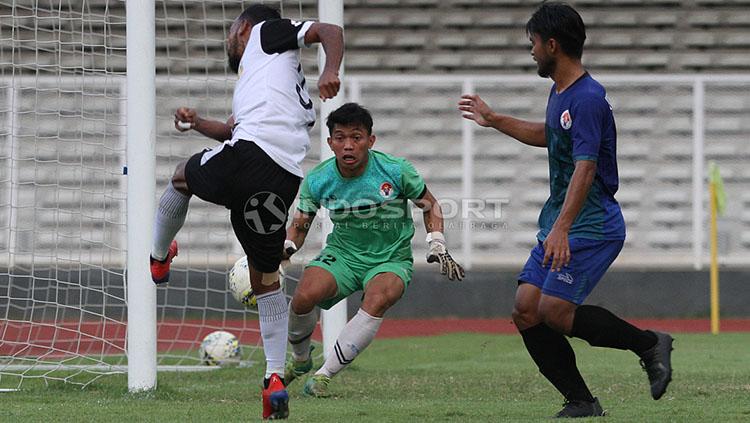 Pemain Bhayangkara FC, M Nur Iskandar (kiri) saat melepaskan tendangan ke gawang PPLM Ragunan dalam laga uji coba di Stadion Madya, Senayan, Selasa (26/03/19). Nur Iskandar mencetak 1 gol dalam pertandingan tersebut.