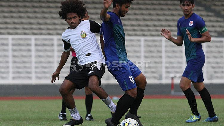 Pemain Bhayangkara FC saat berebut bola dengan pemain PPLM Ragunan dalam laga uji coba di Stadion Madya, Senayan, Selasa (26/03/19).