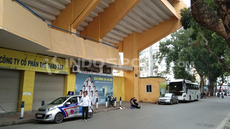 Tampak depan pintu masuk menuju Hang Day Stadium. Copyright: Zainal Hasan/FOOTBALL265.COM