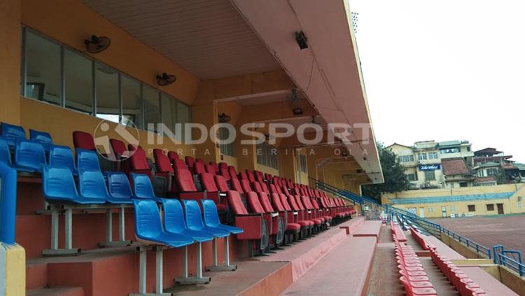 Kondisi bangku di salah satu tribun Hang Day Stadium, Vietnam. Copyright: Zainal Hasan/FOOTBALL265.COM