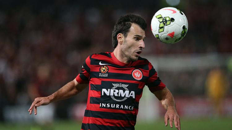 Labinot Haliti sedang menyundul bola