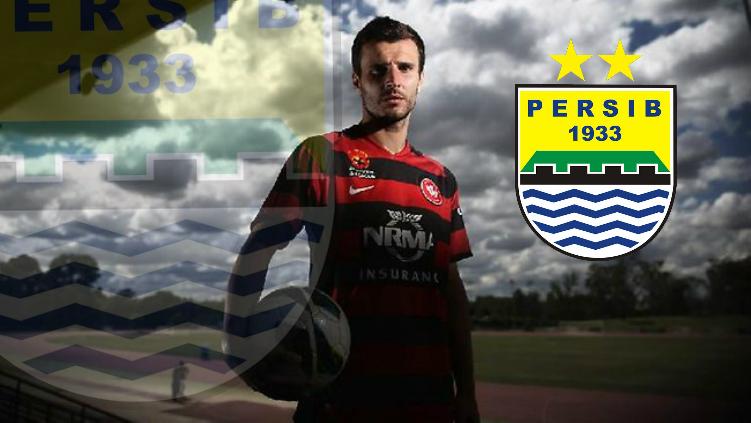 Labinot Haliti dengan logo Persib Bandung.