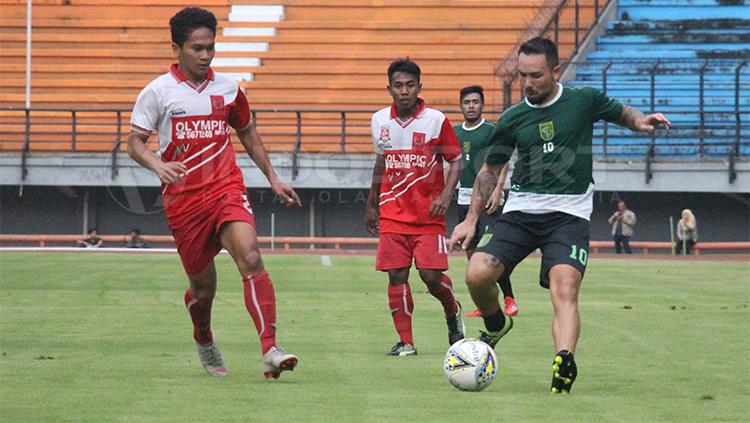 Damian Lizio bertanding di laga uji coba Persebaya Surabaya di Stadion GBT, Jumat (22/03/19). Copyright: Fitra Herdian/INDOSPORT
