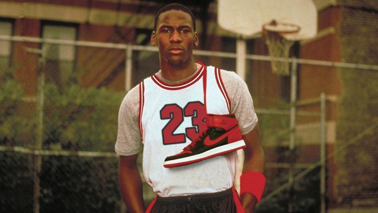 Michael Jordan berpose dengan sepatu Nike Air Jordan I.