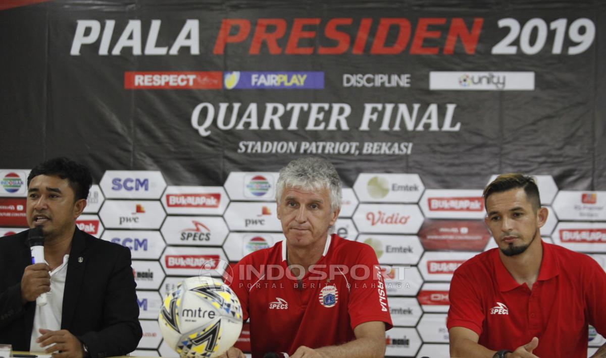 Pelatih Persija Ivan Kolev dan Silvio Escobar pada jumpa pers jelang babak 8 besar Piala Presiden 2019 lawan Kalteng Putra di Stadion Patriot, Rabu (27/03/19).