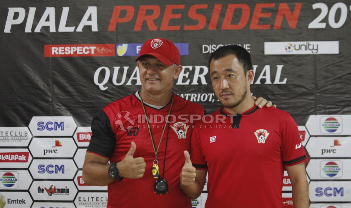 Pelatih Kalteng Putera, Mario Gomez de Oliviera dan pemainnya Yuu Hyun-koo pada jumpa pers jelang babak 8 besar Piala Presiden 2019 di stadion Patriot, Rabu (27/03/19).