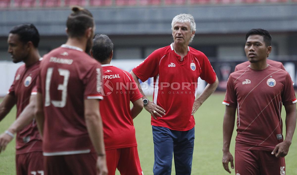 Pelatih Persija Jakarta, Ivan Kolev saat memimpin latihan jelang 8 Besar Piala Presiden 2019.