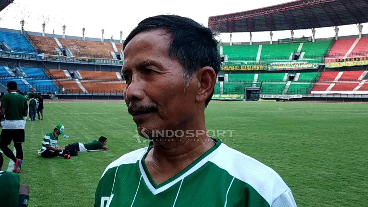 Djadjang Nurdjaman setelah memimpin latihan Persebaya di Stadion GBT, Rabu (27/3/19). Copyright: Fitra Herdian/Football265.com
