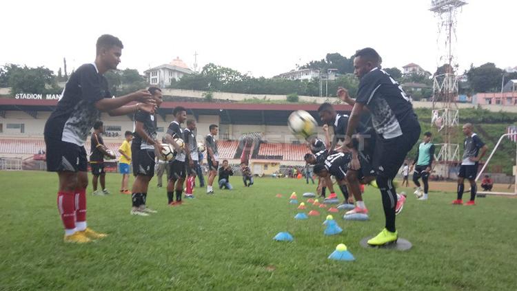 Skuat Persipura Jayapura Saat Menjalani Sesi Latihan di Stadion Mandala, Jayapura