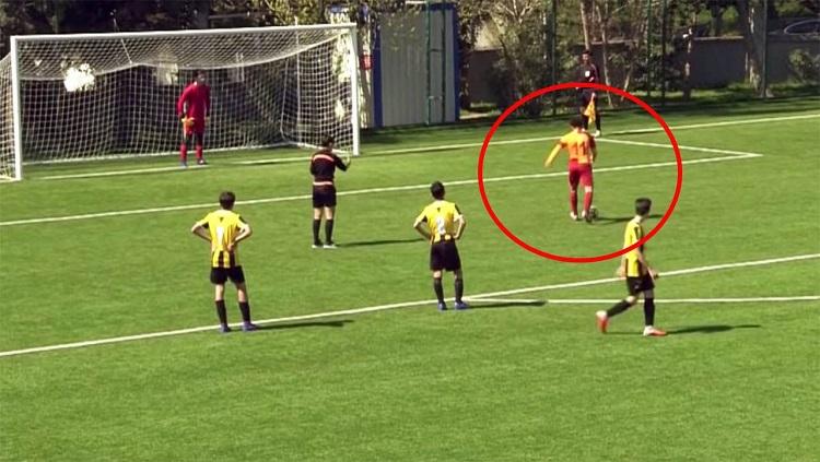 Sikap sportif Beknaz Almazbekov, pemain U-14 Galatasaray usai wasit membatalkan tendangan penalti. - INDOSPORT