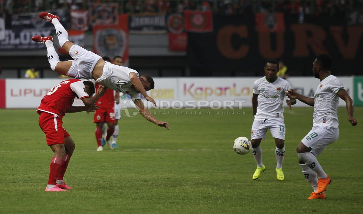Terjadi perebutan bola antara pemain Persija Jakarta vs Kalteng Putra.