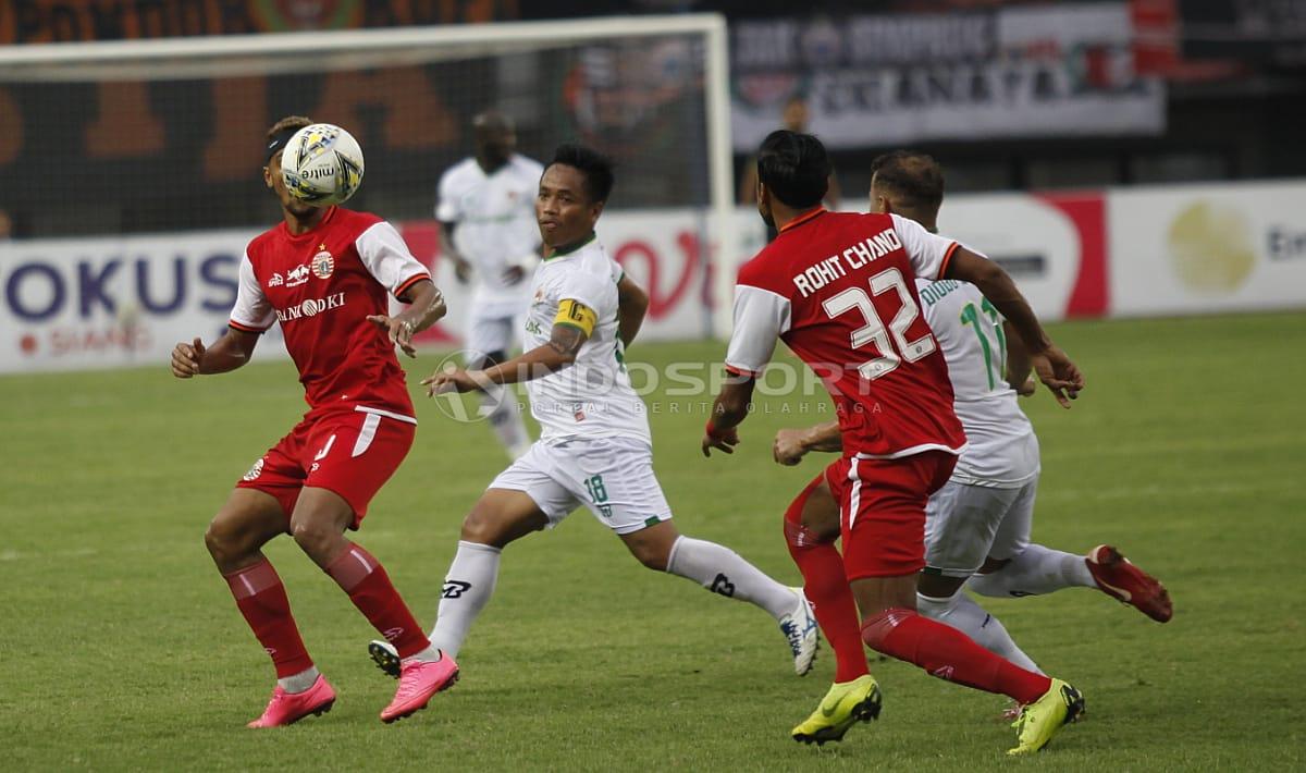 Momen perebutan bola antara pemain Persija Jakarta vs Kalteng Putra.