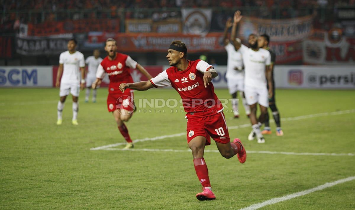 Selebrasi Bruno Matos (Persija Jakarta) saat menjebol gawang Kalteng Putra. Copyright: Herry Ibrahim/Indosport.com