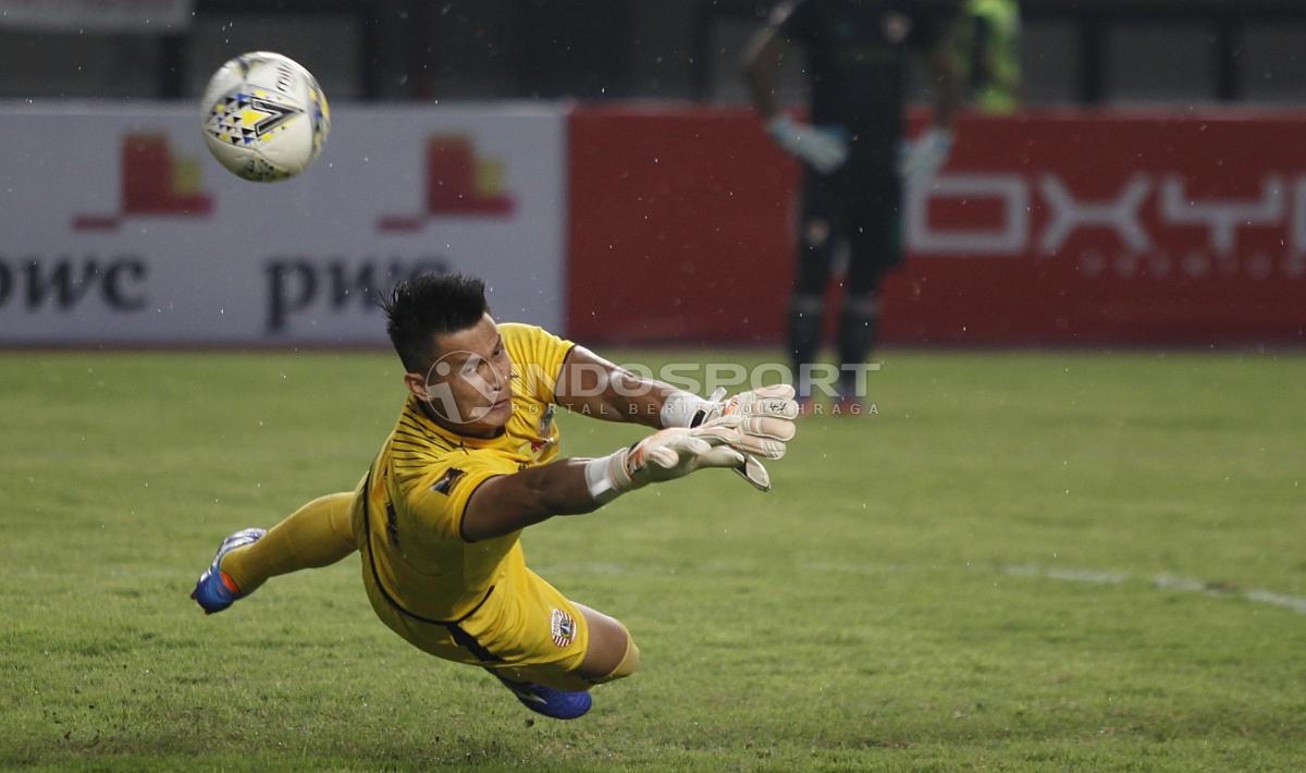 Kiper Persija Jakarta tidak mampu menghalau tendanga penalti pemain Kalteng Putra.