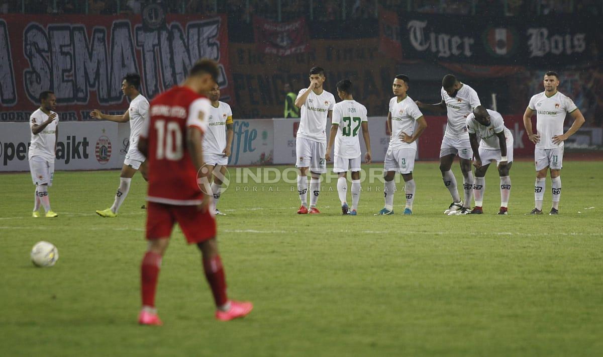 Pemain Kalteng Putra saat menunggu detik detik kemenangan Timnya Kalteng Putra atas Persija jakarta.