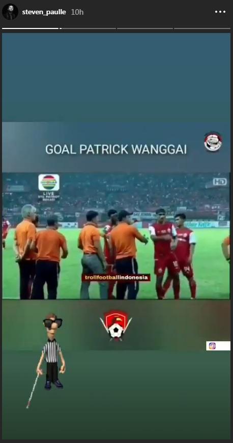 Steven Paulle sindir kepemimpinan wasit karena mengesahkan gol Patrich Wanggai. Copyright: Instagram.com/Steven_Paulle