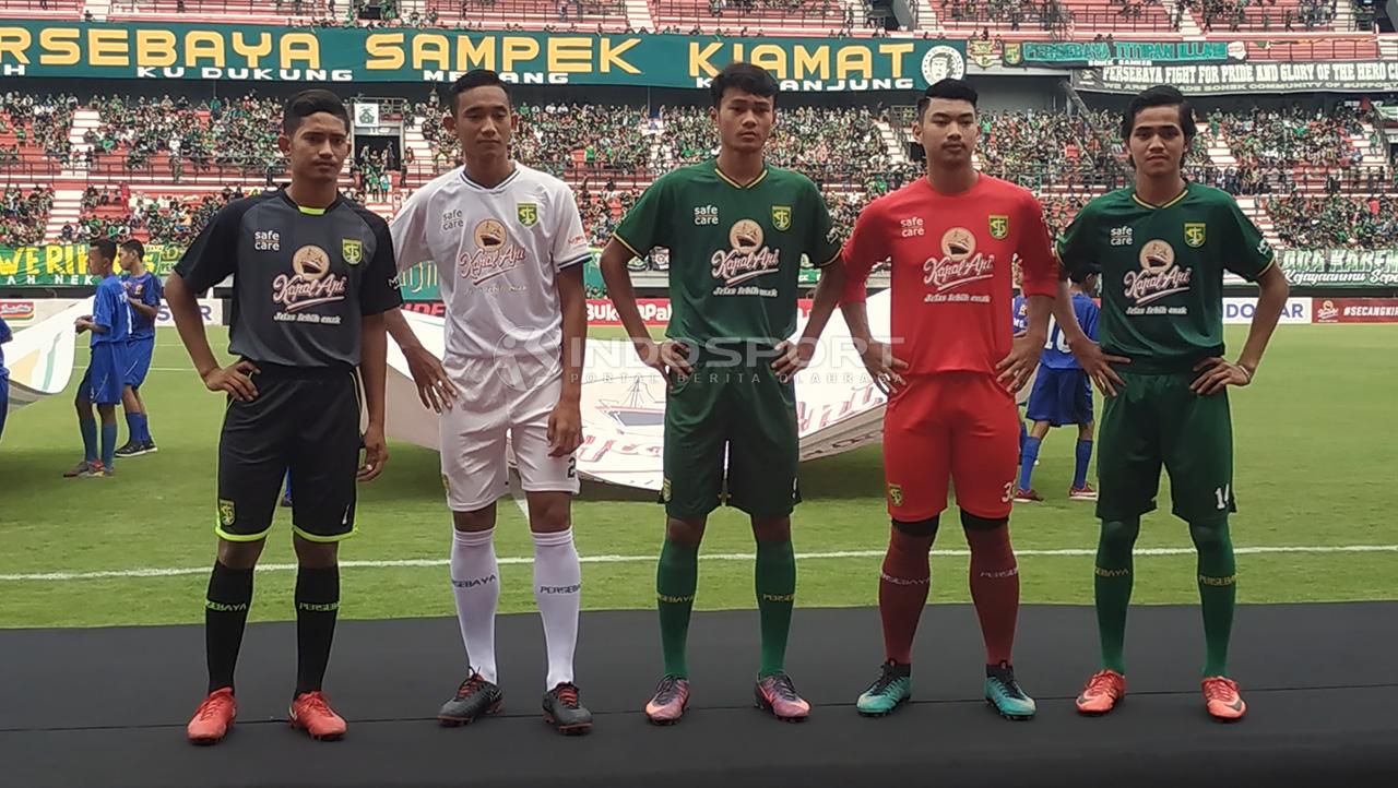 Pemain Persebaya junior mengenakan jersey baru dalam soft launching di Stadion GBT, Jumat (29/3/19).