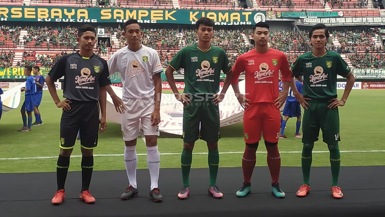 Pemain Persebaya junior mengenakan jersey baru di Stadion GBT, Jumat (29/3/19). Copyright: Fitra Herdian/Indosport.com