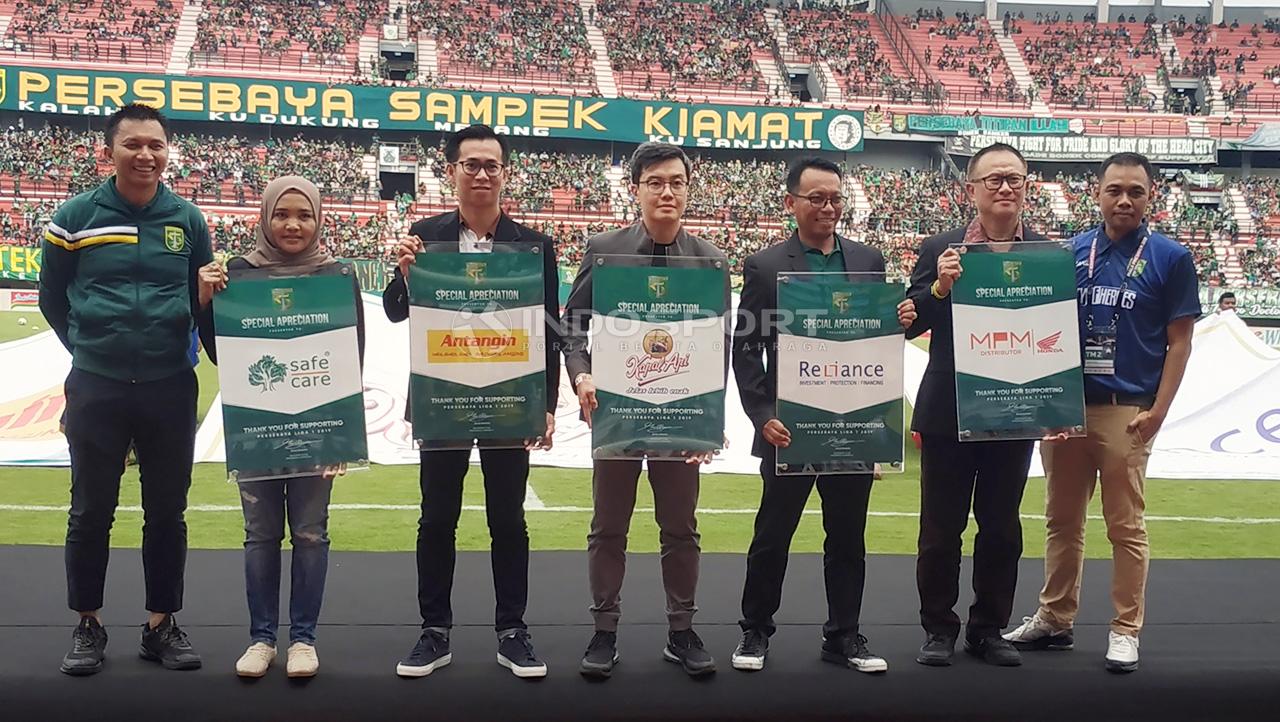 Presiden Persebaya Azrul Ananda berfoto dengan sponsor Persebaya, Jumat (29/3/19). Copyright: Fitra Herdian/Indosport.com