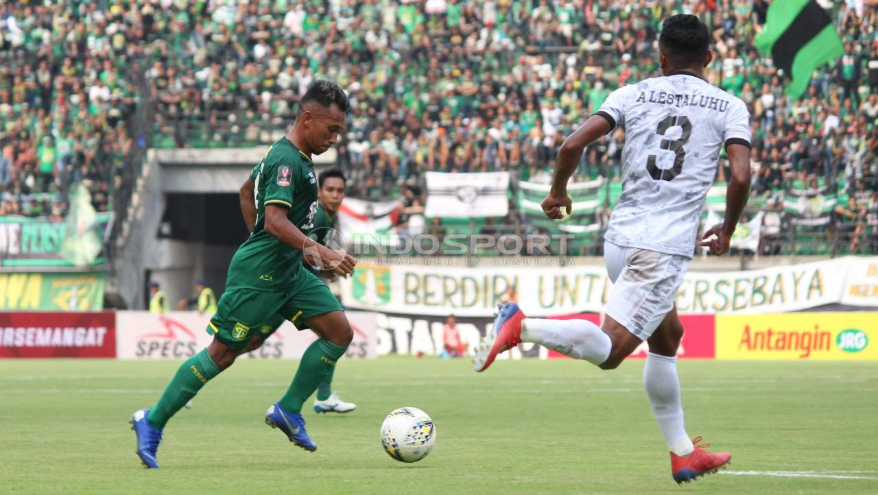 Persebaya Surabaya Irfan Jaya saat menggiring bola dihalau pemain Tira Persikabo. Copyright: Fitra Herdian/Indosport.com