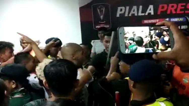 Ricuh di Lorong Stadion Gelora Bung Tomo usai laga Persebaya vs Tira Persikabo di babak 8 besar Piala Presiden 2019.