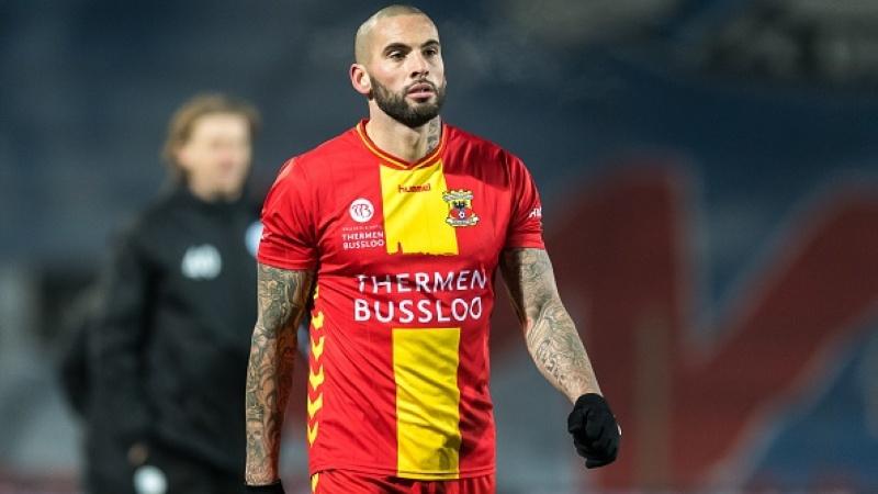 Pemain keturunan Indonesia, Joey Suk, saat bermain bagi klub Go Ahead Eagles di kompetisi sepak bola Liga Belanda.