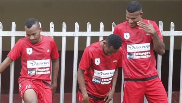 Marinus Wanewar (kanan) sudah mulai bergabung bersama rekan-rekannya di Persipura Jayapura
