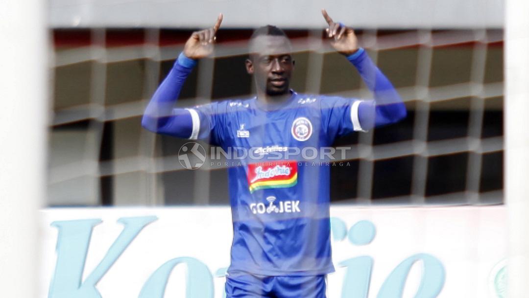 Selebrasi Makan Konate (Arema FC) usai menjebol gawang Bhayangkara FC. Copyright: Herry Ibrahim/Indosport.com