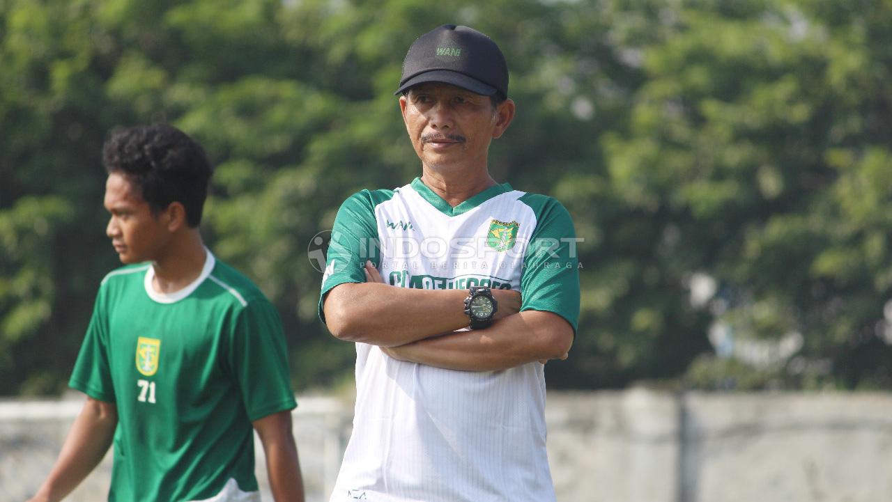 Djadjang Nurdjaman memimpin latihan di Lapangan Jenggolo, Sidoarjo pada Sabtu (30/3/19). Copyright: Fitra Herdian/Indosport.com